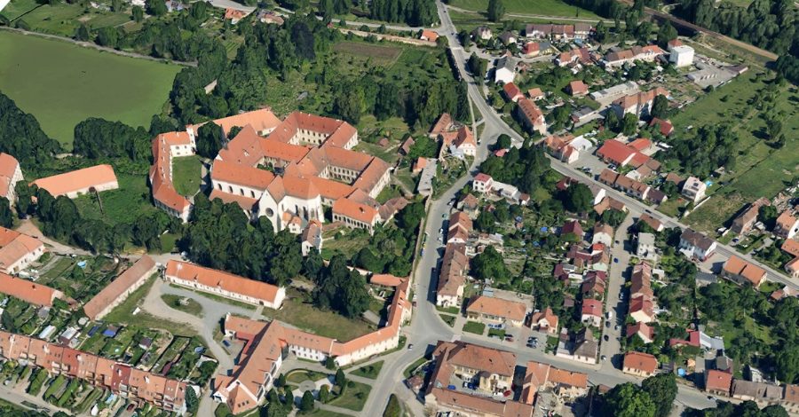 Letecký pohled na Předklášteří s klášterem Porta coeli